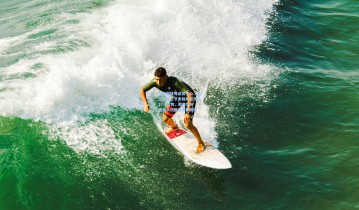 足彩网体育运营中心：独行侠第三节末段掀起惊人17-4攻势，默里替补席低头沉默显赛事转折