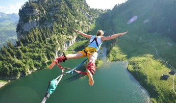 足彩网直播机构|绿茵新星耀东方，少年钰栋拉满弓，单戈直入破苍穹