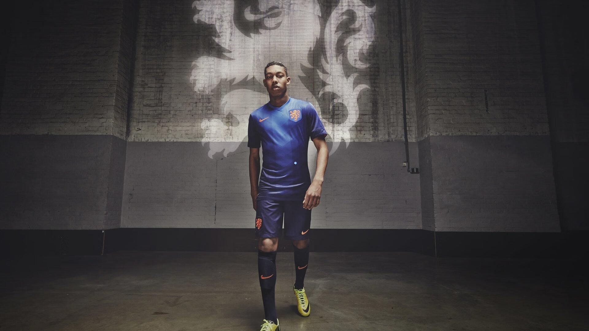 意甲巅峰对决，国际米兰主场迎战博洛尼亚，劳塔罗-马丁内斯与恰尔汗奥卢首发引领攻势，乔纳森-罗携手弗格森率队鏖战